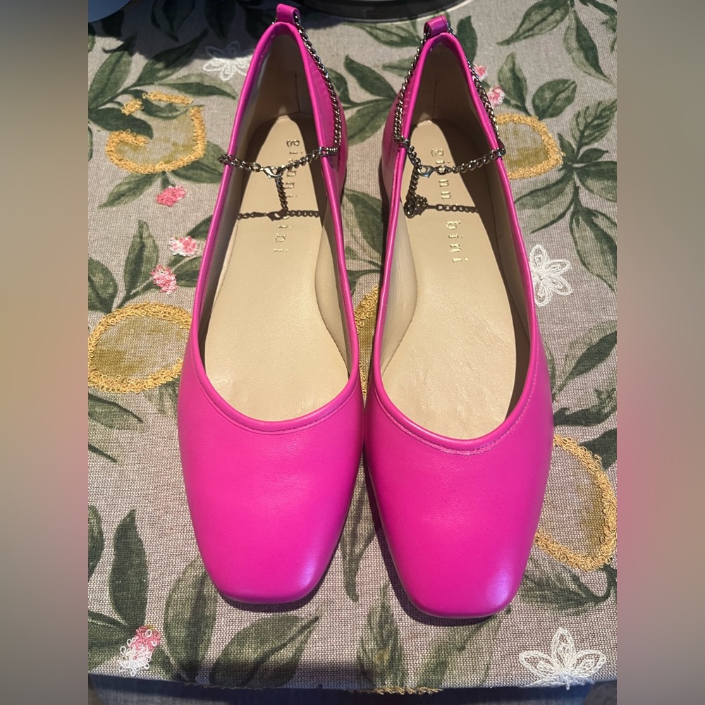 Brand new Hot Pink leather flats with ankle bracelet details!!! So cute 🩷🩰